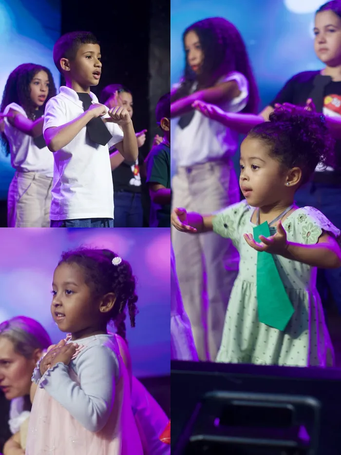Crianças cantando e dançando no louvor