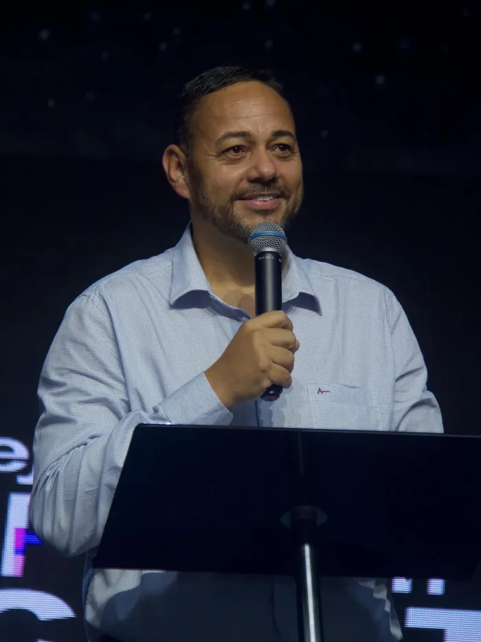 Pregação durante um culto na igreja